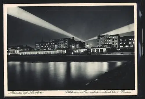 AK Borkum, Illuminierte Uferpromenade bei Nacht, Leuchtfeuer