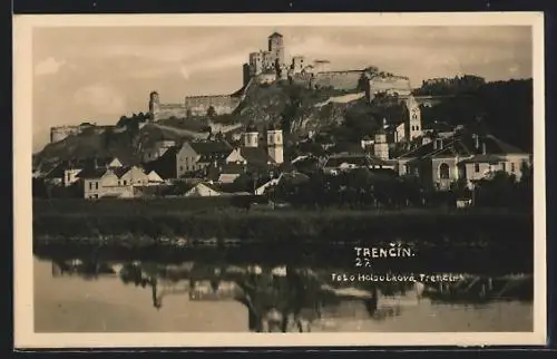 AK Trencin, Ortsansicht vom Wasser aus