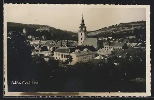 AK Velké Meziricí, Ortsansicht mit Kirche