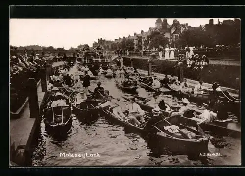 AK Molesey-Lock, Uferpartie mit Booten