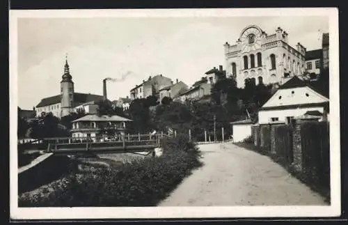 AK Hranice, Strassenpartie mit Blick zur Synagoge