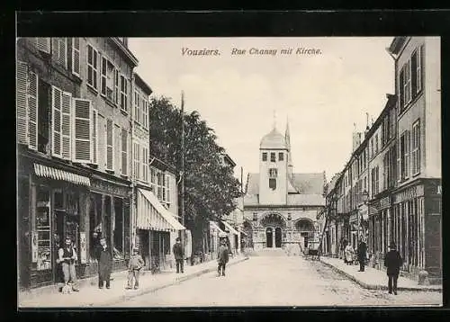 AK Vouziers, Rue Chanzy mit Kirche