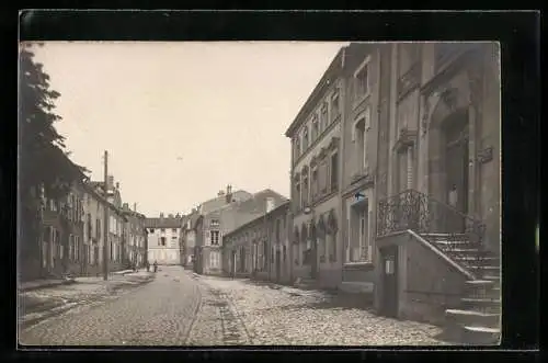 AK Briey, Strassenpartie, Gebäude mit Aussentreppe