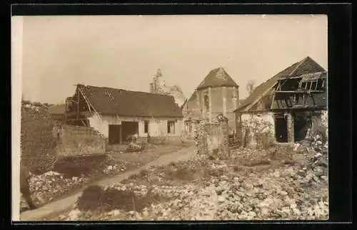 AK Beaumont, Dorfstrasse mit Kriegszerstörungen