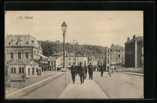 AK St.Mihiel, Strassenpartie mit Passanten, Hotel Moder