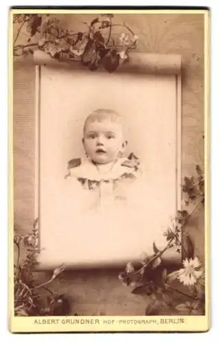 Fotografie Albert Grundner, Berlin, niedliches kleines Mädchen mit Ohrringen im Passepartout auf Papyrusrolle