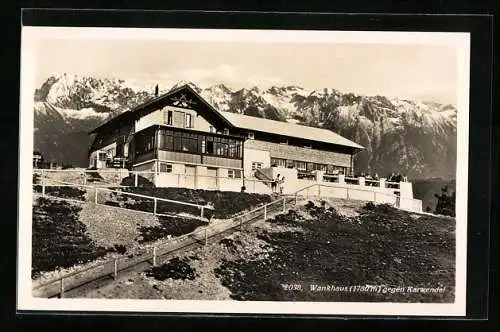 AK Wankhaus, Leute auf der Terrasse der Berghütte, Blick gegen Karwendel