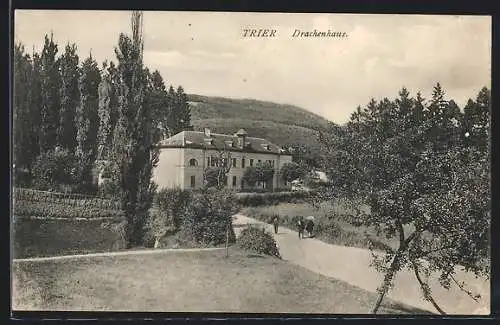 AK Trier, Drachenhaus mit Wanderern auf dem Weg