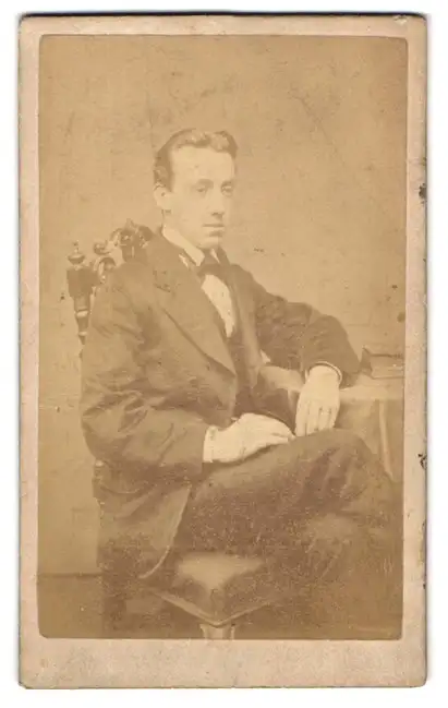 Fotografie Wm. Brook, Dewsbury, Bradford Road, Eleganter Herr sitzt am Tisch