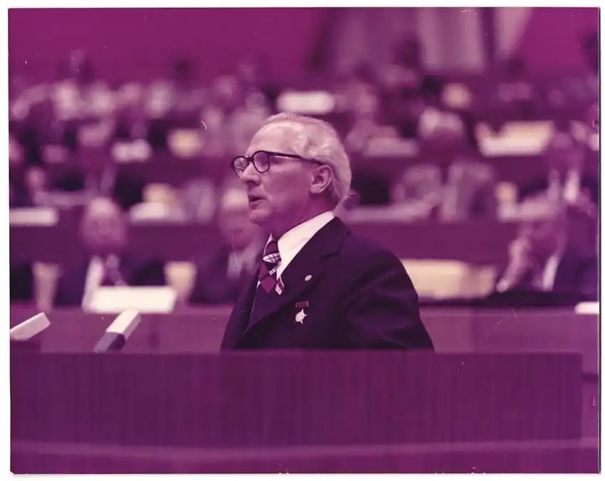 10 Fotografien unbekannter Fotograf, Ansicht Berlin, Erich Honecker spricht 1977 beim FDGB Kongress im Palast der Republi