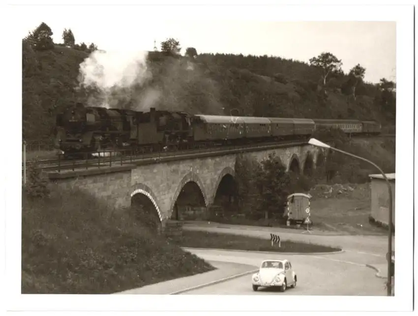 Fotografie Deutsche Bahn, Personenzug mit Dampflok, Tender-Lokomotive, Eisenbahn, VW-Käfer