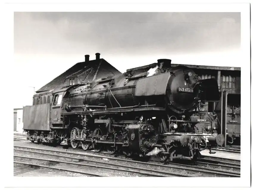 Fotografie Deutsche Bahn, Dampflok Nr. 043 672-5 am Lokschuppen, Eisenbahn