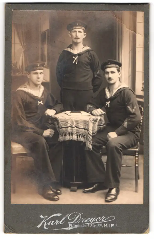 Fotografie Karl Dreyer, Kiel, Flämische Str. 22, Matrosen d. Marine in Uniform mit Mützenband Artillerie Abt.