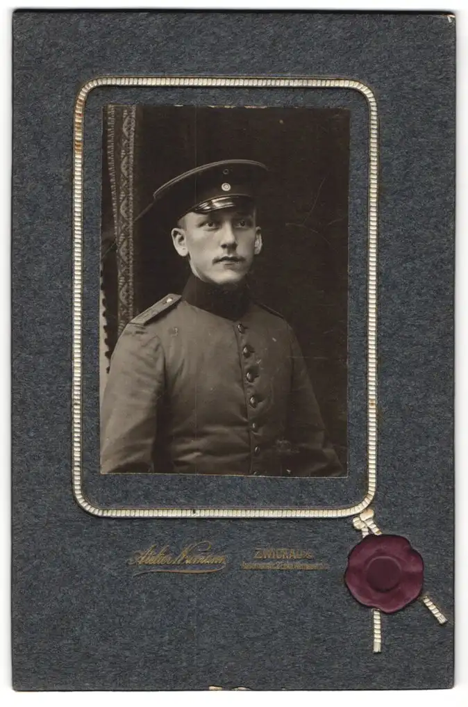 Fotografie Atelier Neumann, Zwickau i. S., Kasernenstr. 2, Junger Soldat in Uniform m. Schirmmütze