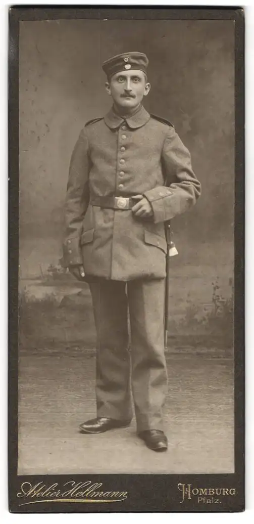 Fotografie Atelier Hellmann, Homburg, Soldat in Feldgrau-Uniform m. Krätzchen u. Säbel