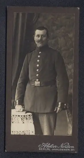 Fotografie Atelier Norden, Berlin, Invalidenstr. 137, Gardesoldat in Uniform mit Bajonett