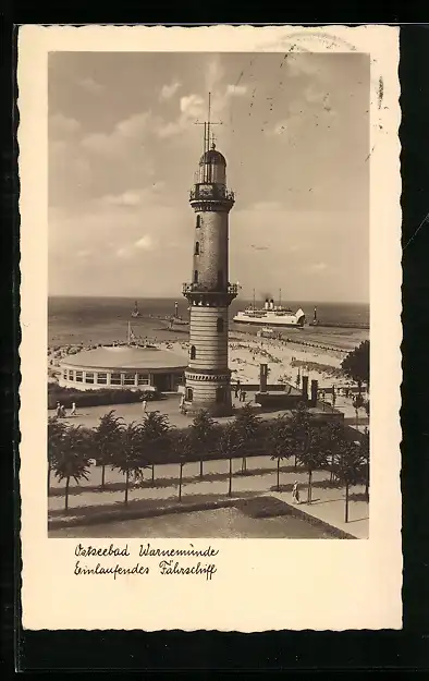 AK Warnemünde, Ostseebad, Leuchtturm und einlaufendes Fährschiff