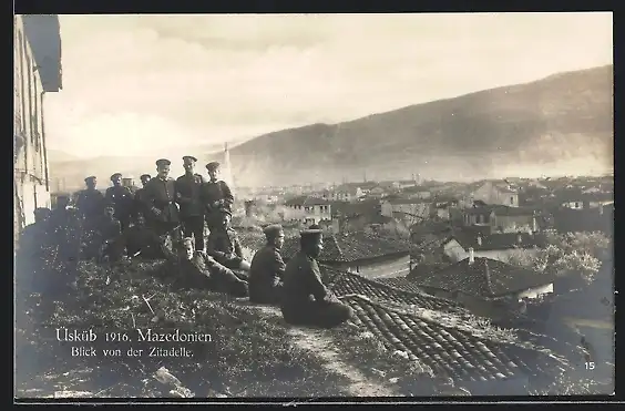 AK Skopje / Ueskueb, Soldaten geniessen den Ausblick von der Moschee