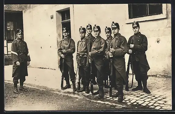 Foto-AK Gruppe junger Soldaten vor einem Haus