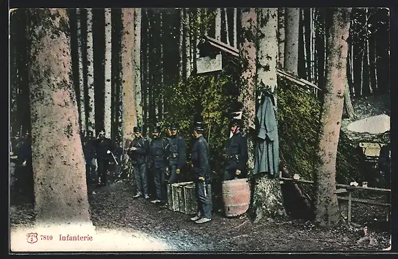 AK Infanterie-Soldaten vor einem Unterstand im Wald