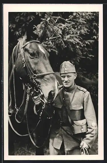 Foto-AK Schweizer Soldat mit seinem Pferd