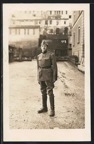 Foto-AK Junger Soldat in einem Hof