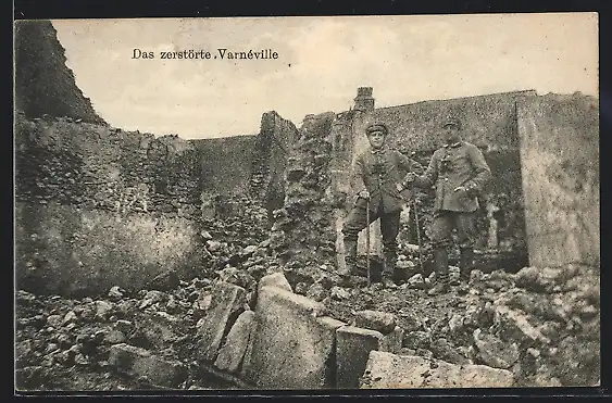 AK Varnéville, Zerstörte Ortspartie mit Soldaten