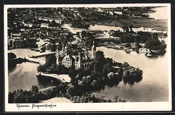 AK Schwerin / Meckl., Teilansicht mit schloss, Fliegeraufnahme