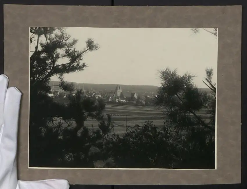 Fotografie unbekannter Fotograf, Ansicht Obernkirchen, Panorama der Ortschaft vom Waldrand gesehen