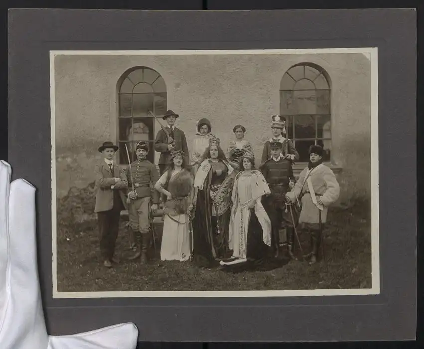 Fotografie unbekannter Fotograf, Ansicht Fürth, Theaterverein Concordia, Schauspieler hinter alter Trinkhalle