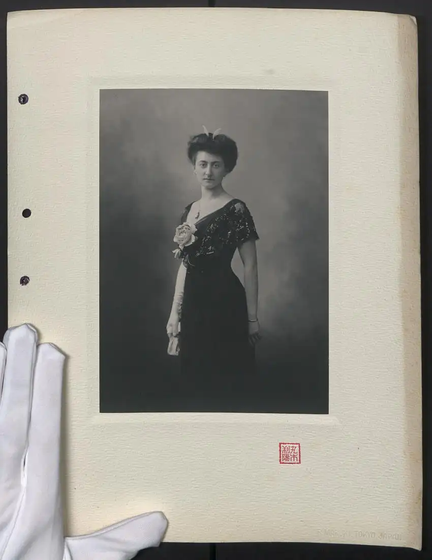 Fotografie R. Maruki, Tokio / Tokyo, Portrait adlige Dame im Abendkleid mit Schmuck und Ansteckblume