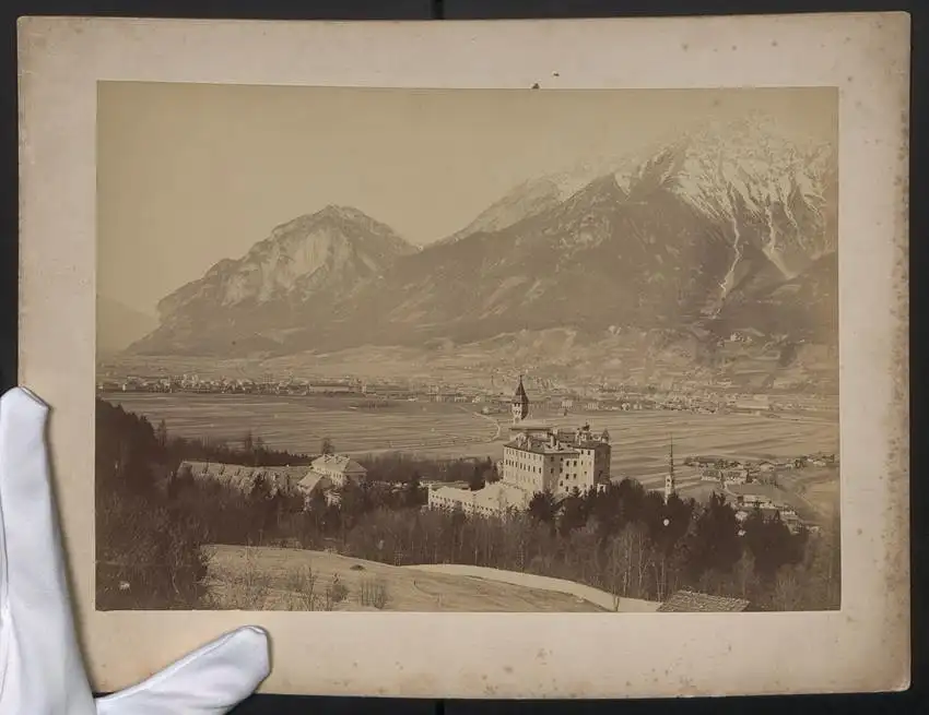 Fotografie unbekannter Fotograf, Ansicht Innsbruck, Panorama mit Schloss und Bergmassiv