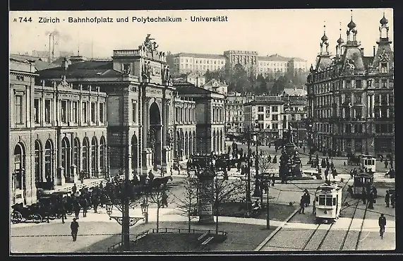 AK Zürich, Bahnhofsplatz und Polytechnikum mit Strassenbahnen und Litfasssäule