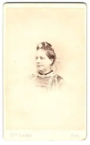 Fotografie W. P. Glaisby, York, 9, Coney Street, Ältere Dame mit Haube und Kragenbrosche