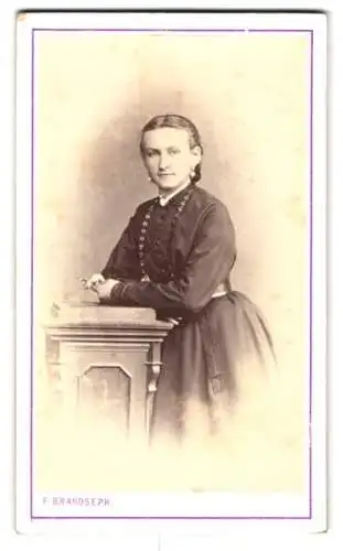 Fotografie F. Brandseph, Stuttgart, Junge Dame im modischen Kleid