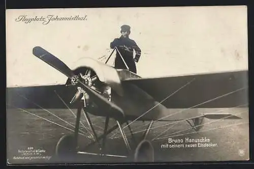 Foto-AK Sanke Nr. 229: Berlin, Flugplatz Johannisthal, Bruno Hanuschke mit seinem neuen Eindecker