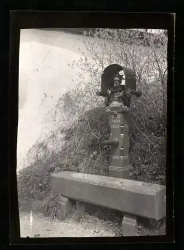 Fotografie W. Apel, Berlin, Ansicht Tölz, Brunnen / Tränke mit St. Leonhard Heiligenbild auf dem Kalvarienberg