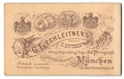 Fotografie C. Dittmar, München, Amalienstr. 6, kgl. Wappen und Medaillen, Greif hält Banderole in den Klauen