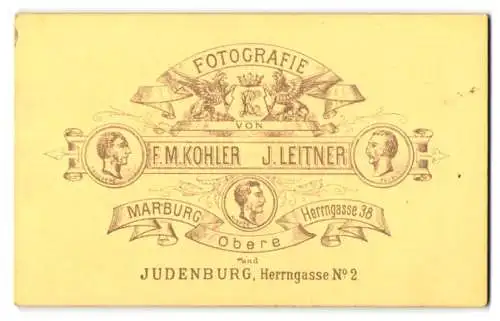 Fotografie F. M. Kohler & J. Leitne, Judenburg, Herrngasse 2, Greife halten Wappen mit Monogramm des Fotografen