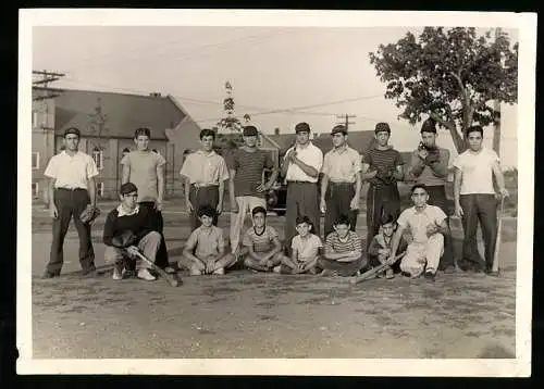 Fotografie USA 1939, Vorstadt-Baseball-Team, Burschen mit Baseball-Ausrüstung