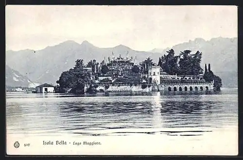 AK Isola Bella /Lago Maggiore, Ortsansicht mit Bergpanorama