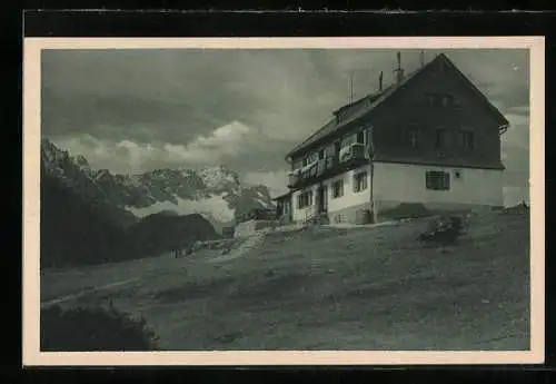 AK Kreuzeckhaus, Berghütte mit Blick zur Zugspitze