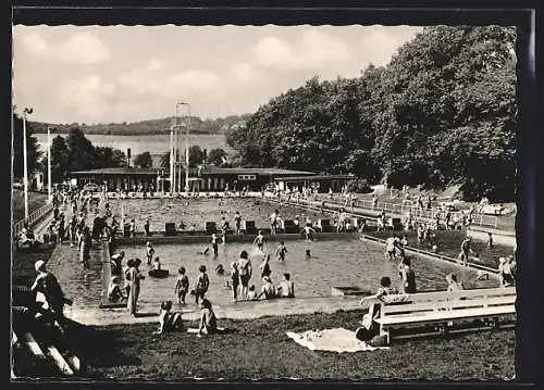 AK Lüdenscheid, Badegäste vergnügen sich im Freibad Nattenberg