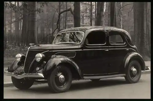 Fotografie Auto Ford Eifel, Neuwagen Limousine mit Faltdach