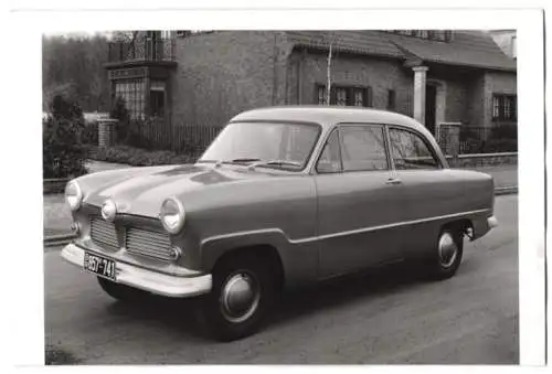 Fotografie Auto Ford G13 Taunus 12M Weltkugel, Coupe vor einer Villa