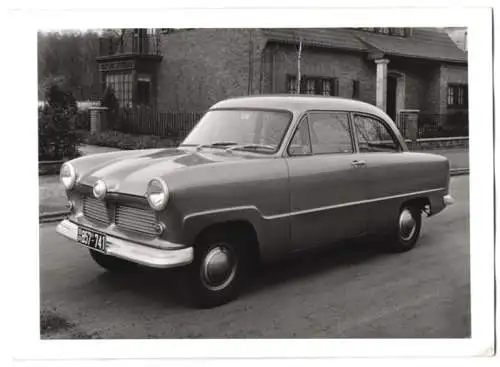 Fotografie Otto Hausmann, Passau, Auto Ford G13 Taunus 12M Weltkugel, Coupe vor Villa stehend