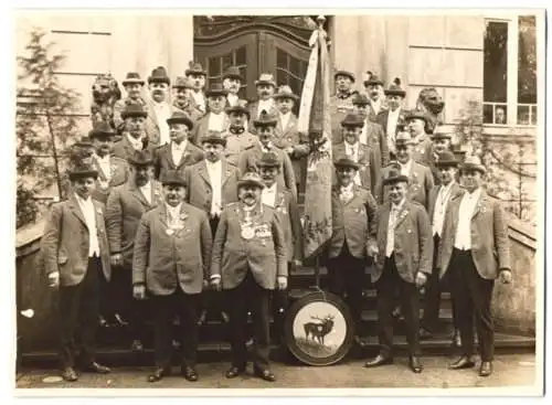 Fotografie Schützengesellschaft mit Schützenkönig, Gruppenfoto mit Standarte & Zielscheibe