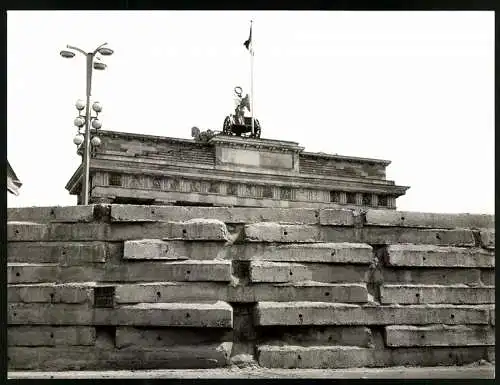 Fotografie unbekannter Fotograf, Ansicht Berlin, Pariser Platz, Berliner Mauer / Zonengrenze am Brandenburger Tor