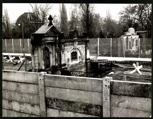 Fotografie unbekannter Fotograf, Ansicht Berlin, Liesenstr., Berliner Mauer / Zonengrenze Friedhof St. Hedwigs-Gemeinde