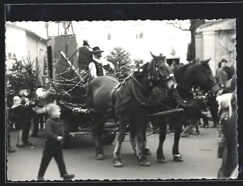 Foto-AK Lam, Umzugswagen auf der Strasse an Fasching 1966